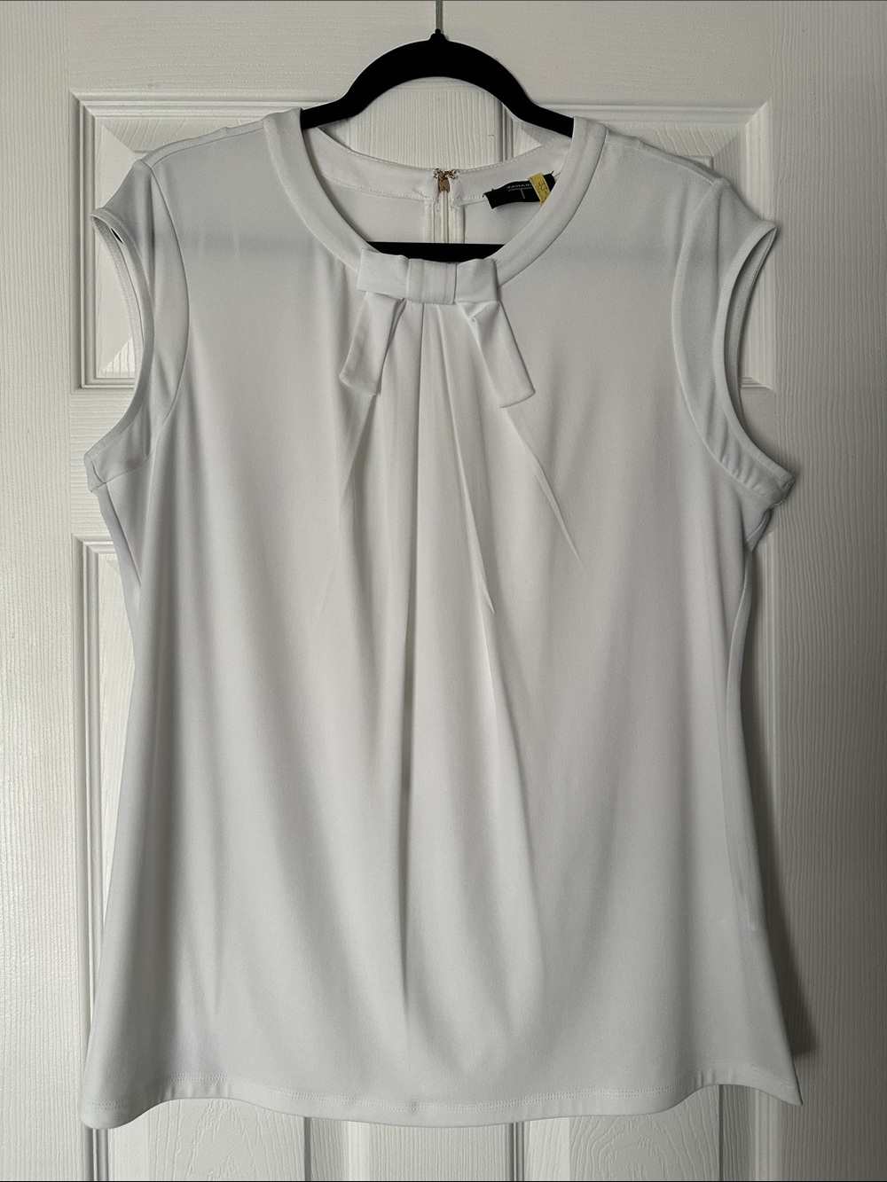 T Tahari White Sleeveless Bow Neck Blouse